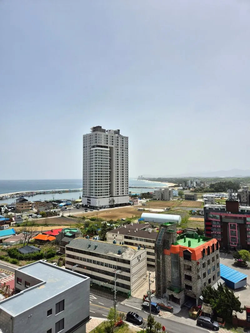 [Gangneung][Changhyedong in Gangneung] 3 minutes from Sacheonjin Beach, Gyeongpo Ocean View, Daegwallyeong Windmill View. 3 rooms, newly built, 12th floor, A 33