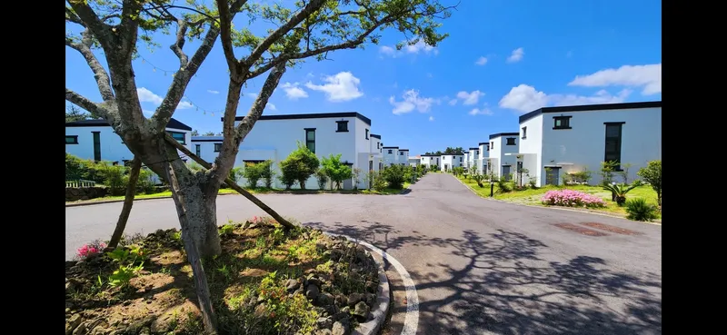 [Hallim, Jeju] 5 minutes by car from Hyeopjae, Geumneung, and Biyangdo, a two-story, stone-walled townhouse 96