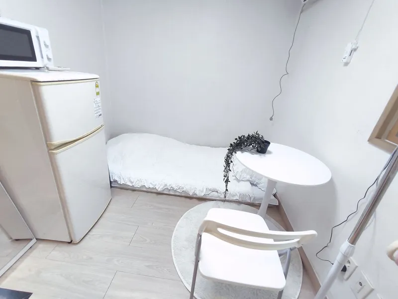 [Gwanak, Seoul] Sillim Station. Danggok Station. 8 min walk. Room 105. Semi-basement 9