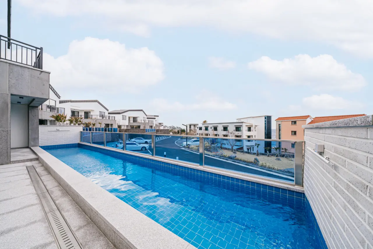 Jeju Aewol 오션뷰 & 바다 근처 & 차 없이 머물기 좋은 독채 쓰리룸 & 최대 8인 Ocean view luxury pool villa A right in front of Aewol coastal road 대표 사진