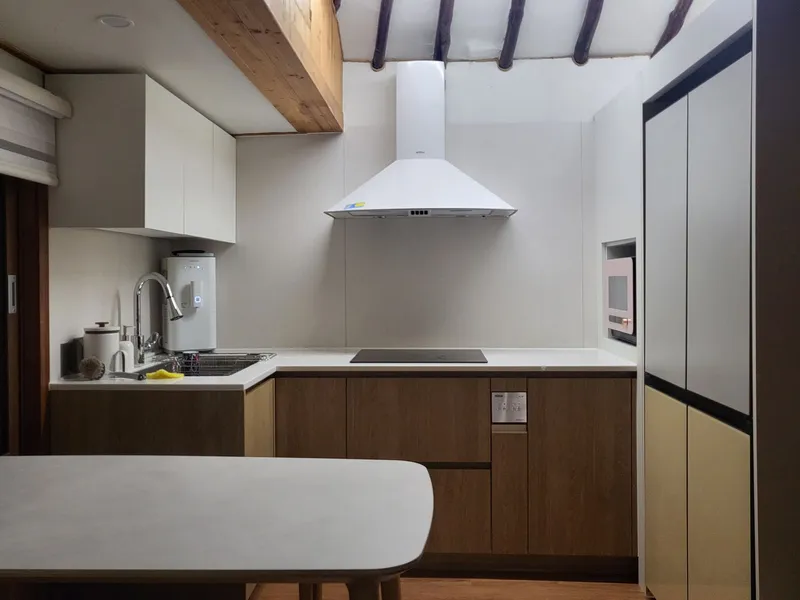 [Hallim, Jeju] A country stone house with a pretty yard and rafters 82