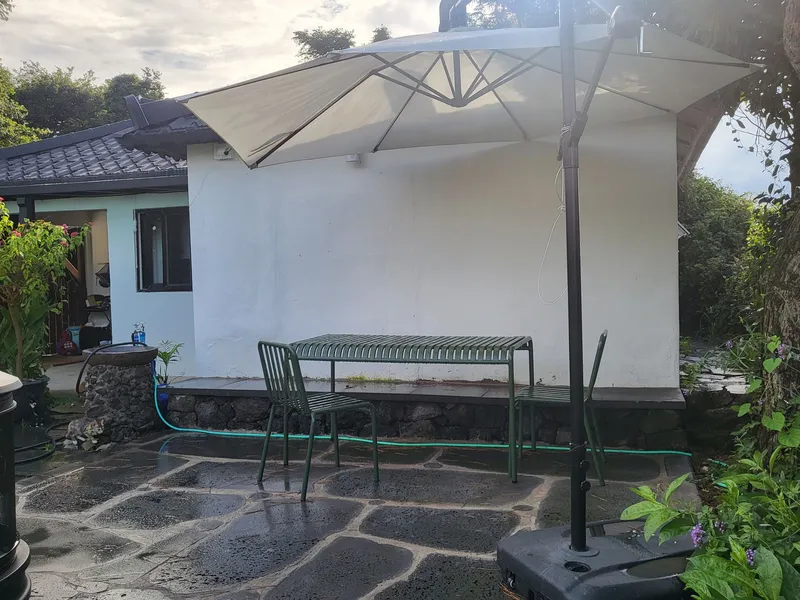 [Hallim, Jeju] A country stone house with a pretty yard and rafters 81