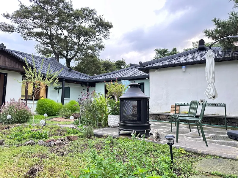 [Hallim, Jeju] A country stone house with a pretty yard and rafters 83