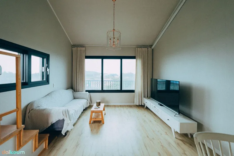 [Jocheon, Jeju] 13-pyeong duplex one-room stay #Tangerine field view #Natural room (utilities included) 26