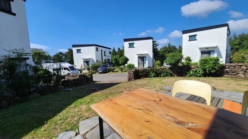 [Hallim, Jeju] 5 minutes by car from Hyeopjae, Geumneung, and Biyangdo, a two-story, stone-walled townhouse 62