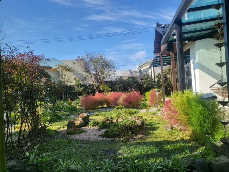 [Hallim, Jeju] A country stone house with a pretty yard and rafters 84