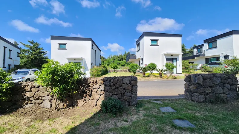 [Hallim, Jeju] 5 minutes by car from Hyeopjae, Geumneung, and Biyangdo, a two-story, stone-walled townhouse 67