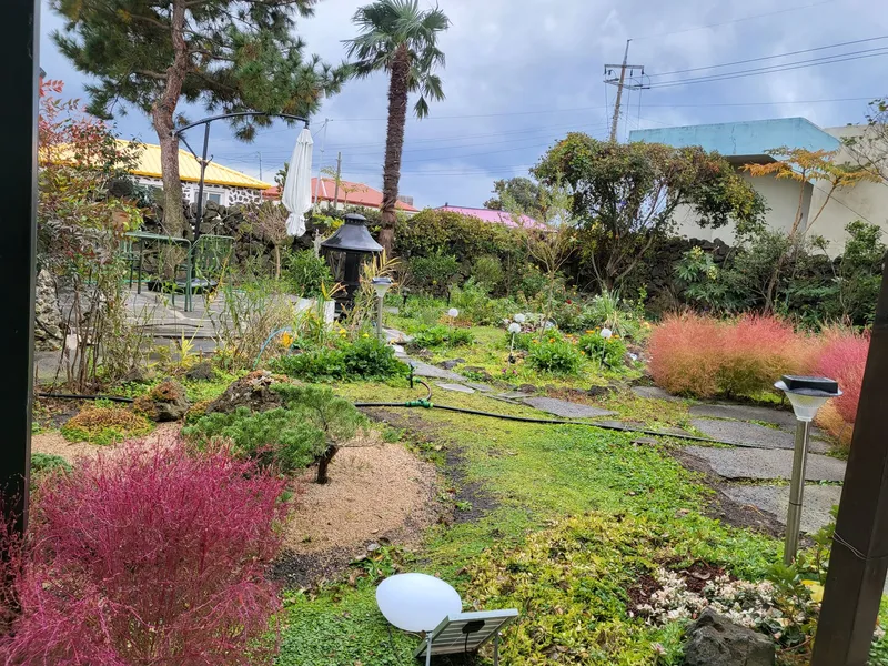 [Hallim, Jeju] A country stone house with a pretty yard and rafters 85