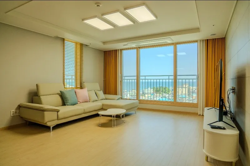 [Gangneung] New Ocean View Apartment, 34 Pyeong, Fully Furnished Three-Room, 8th Floor / 5-Minute Walk to the Sea 10