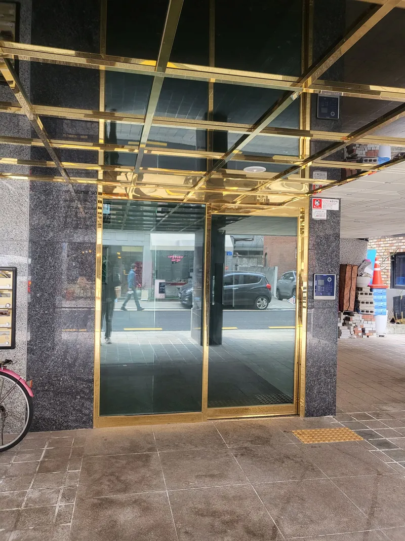 [Songpa, Seoul] 2 minutes walk from Songpanaru Station on Line 9, very close to the station 8