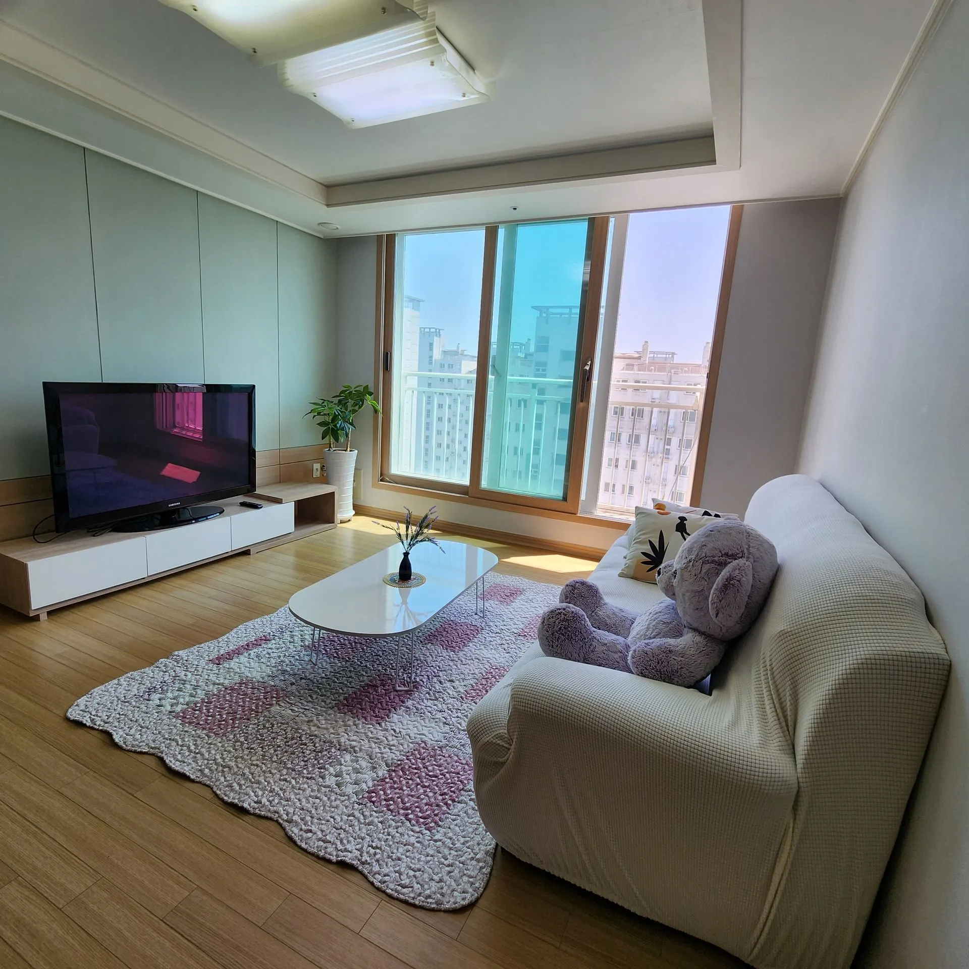 Sanbuk-dong Pet-Friendly Four-Bedroom Apartment