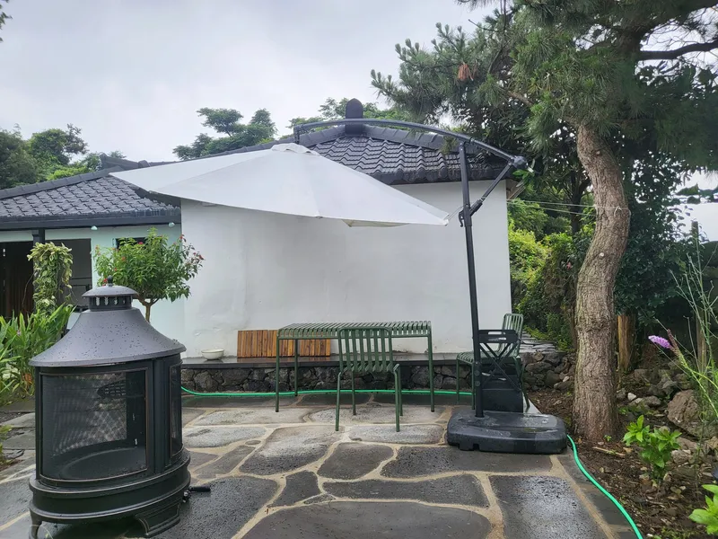 [Hallim, Jeju] A country stone house with a pretty yard and rafters 78