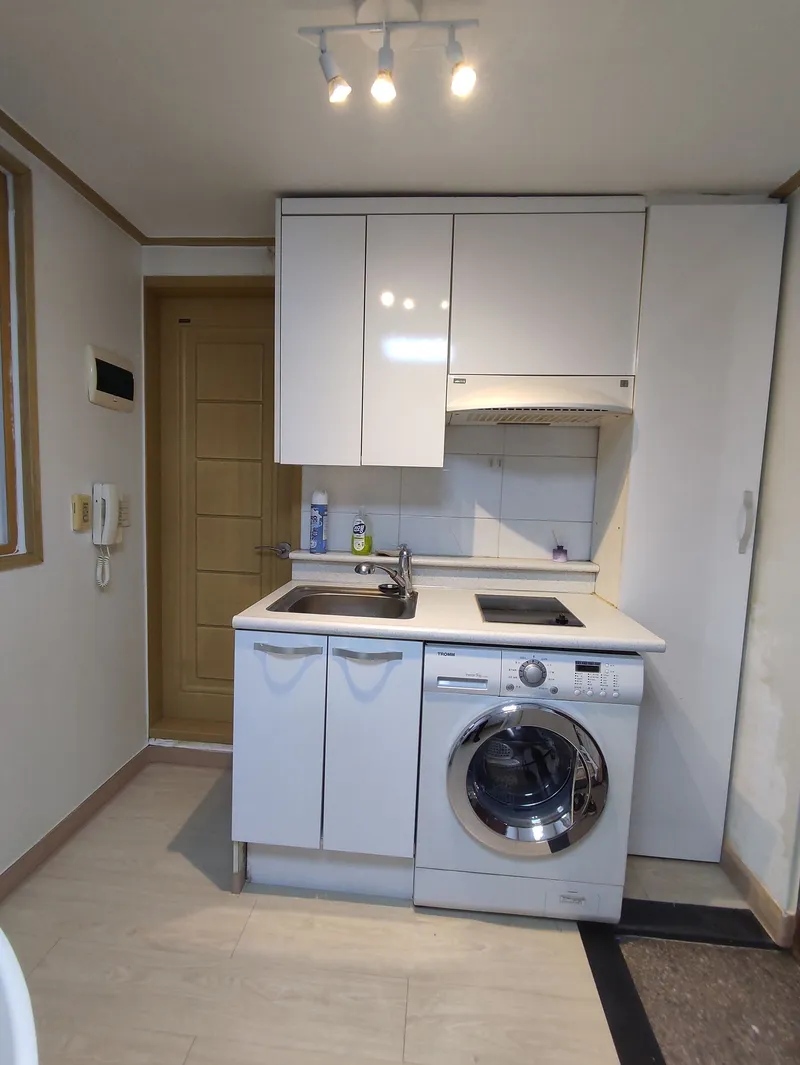 [Gwanak, Seoul] Sillim Station. Danggok Station. 8 min walk. Room 205 8