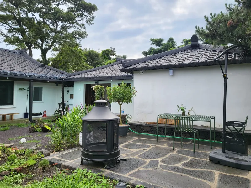 [Hallim, Jeju] A country stone house with a pretty yard and rafters 79