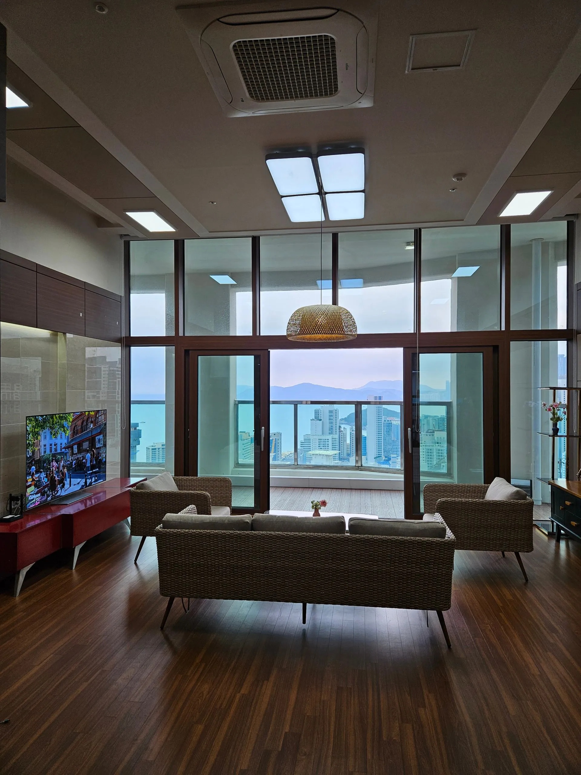 Jung-dong Ocean View Four-Bedroom Apartment