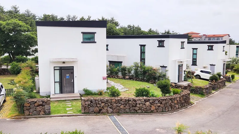 [Hallim, Jeju] 5 minutes by car from Hyeopjae, Geumneung, and Biyangdo, a two-story, stone-walled townhouse 48