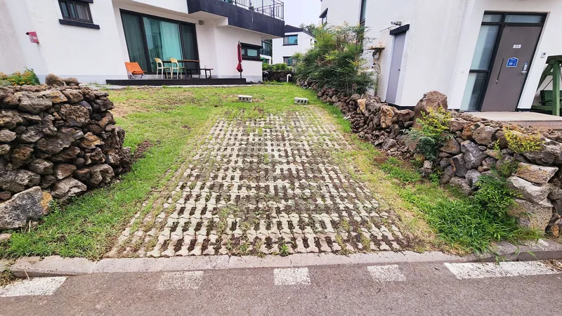 [Hallim, Jeju] 5 minutes by car from Hyeopjae, Geumneung, and Biyangdo, a two-story, stone-walled townhouse 95