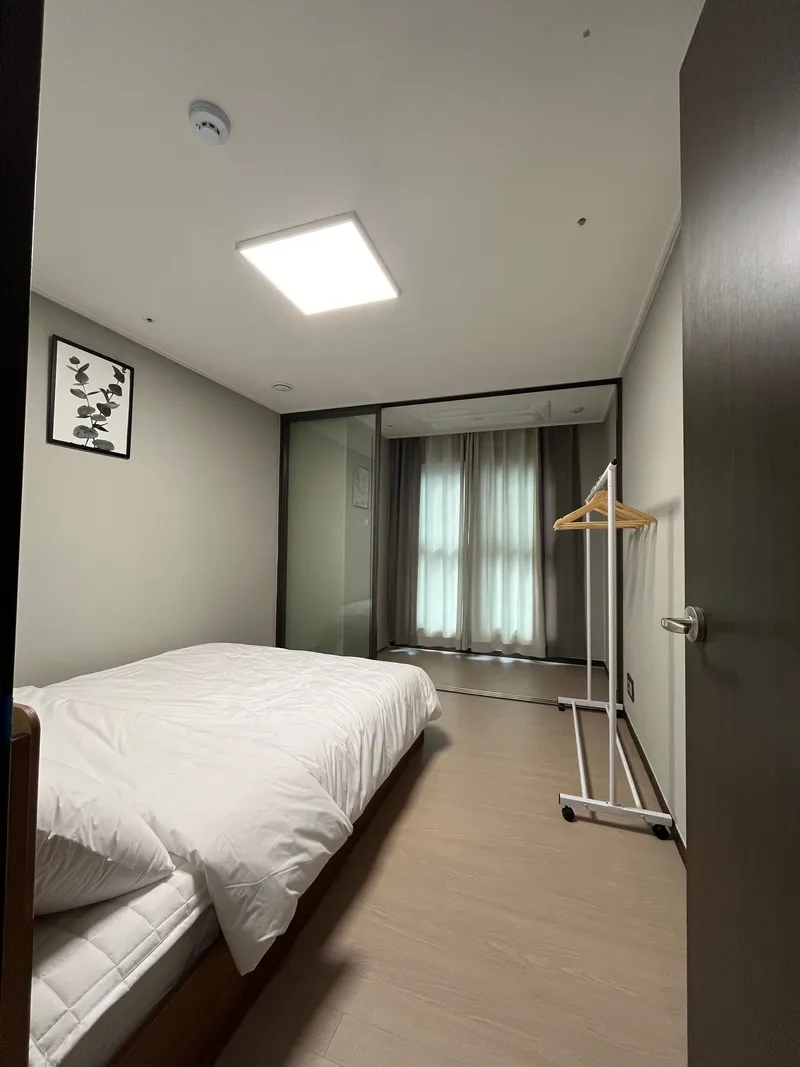 [제주 노형동] 깔끔하고 편안한 신축 레지던스/45평3룸침대2화2 6