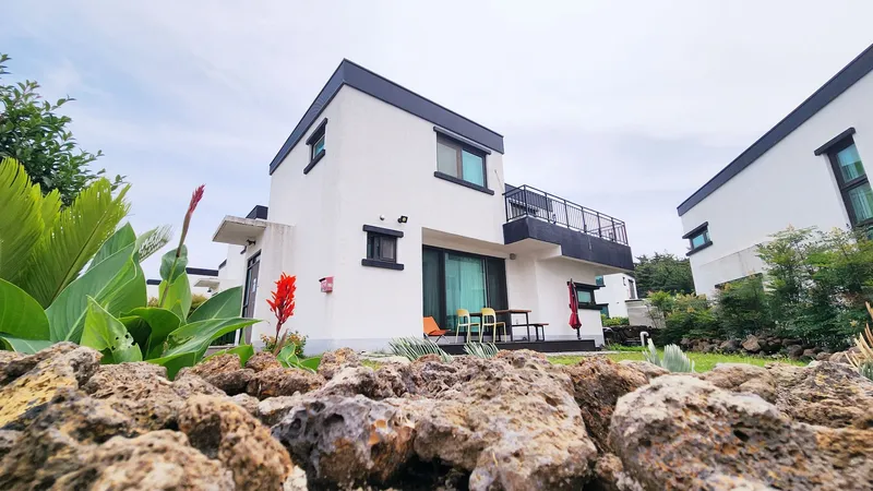 [Hallim, Jeju] 5 minutes by car from Hyeopjae, Geumneung, and Biyangdo, a two-story, stone-walled townhouse 66