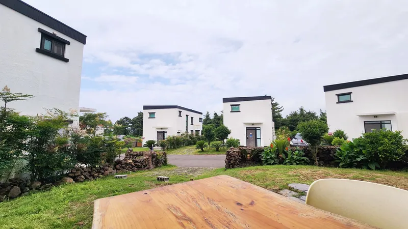 [Hallim, Jeju] 5 minutes by car from Hyeopjae, Geumneung, and Biyangdo, a two-story, stone-walled townhouse 94
