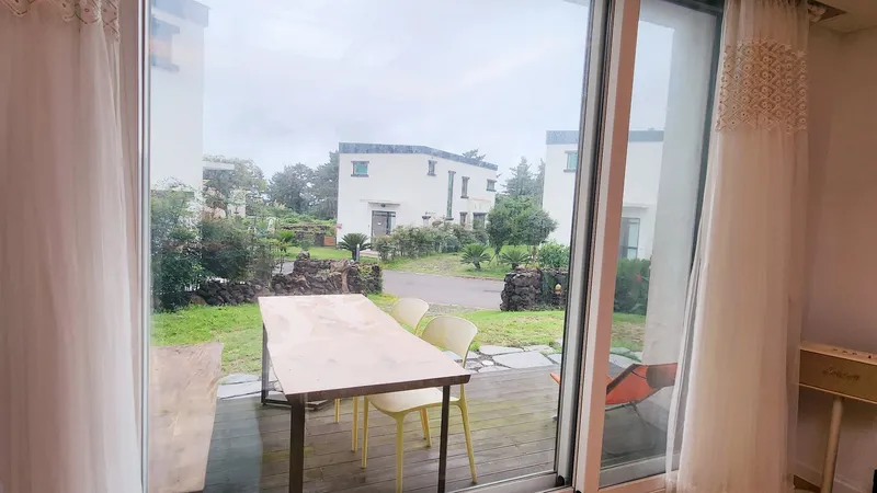 [Hallim, Jeju] 5 minutes by car from Hyeopjae, Geumneung, and Biyangdo, a two-story, stone-walled townhouse 60