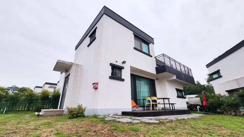 [Hallim, Jeju] 5 minutes by car from Hyeopjae, Geumneung, and Biyangdo, a two-story, stone-walled townhouse 90