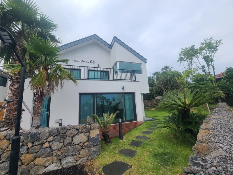 [Namwon, Seogwipo] 43-pyeong Jeju private pension C3 Opera Garden Family happiness space 29