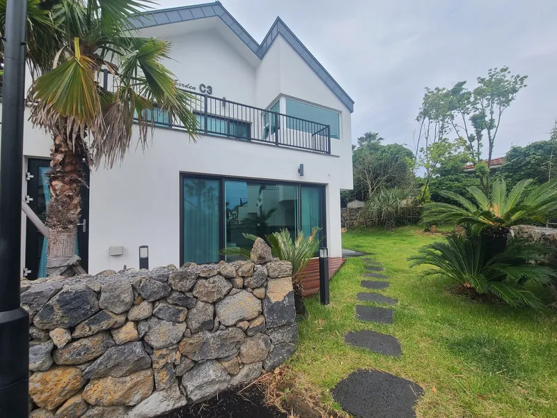 [Namwon, Seogwipo] 43-pyeong Jeju private pension C3 Opera Garden Family happiness space 24