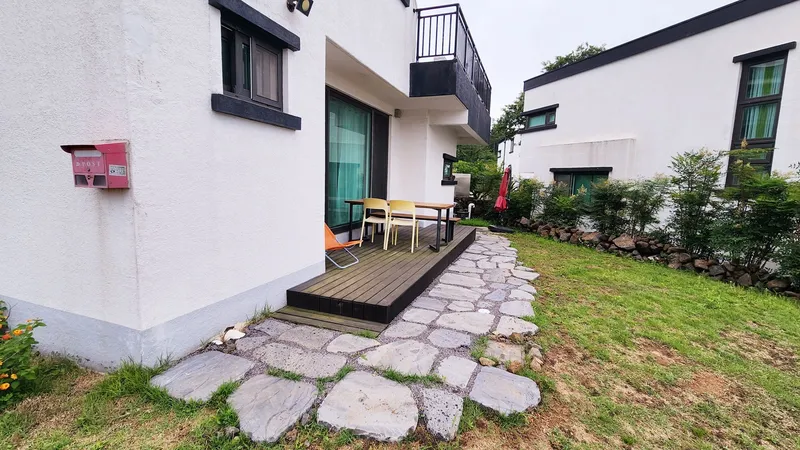 [Hallim, Jeju] 5 minutes by car from Hyeopjae, Geumneung, and Biyangdo, a two-story, stone-walled townhouse 91