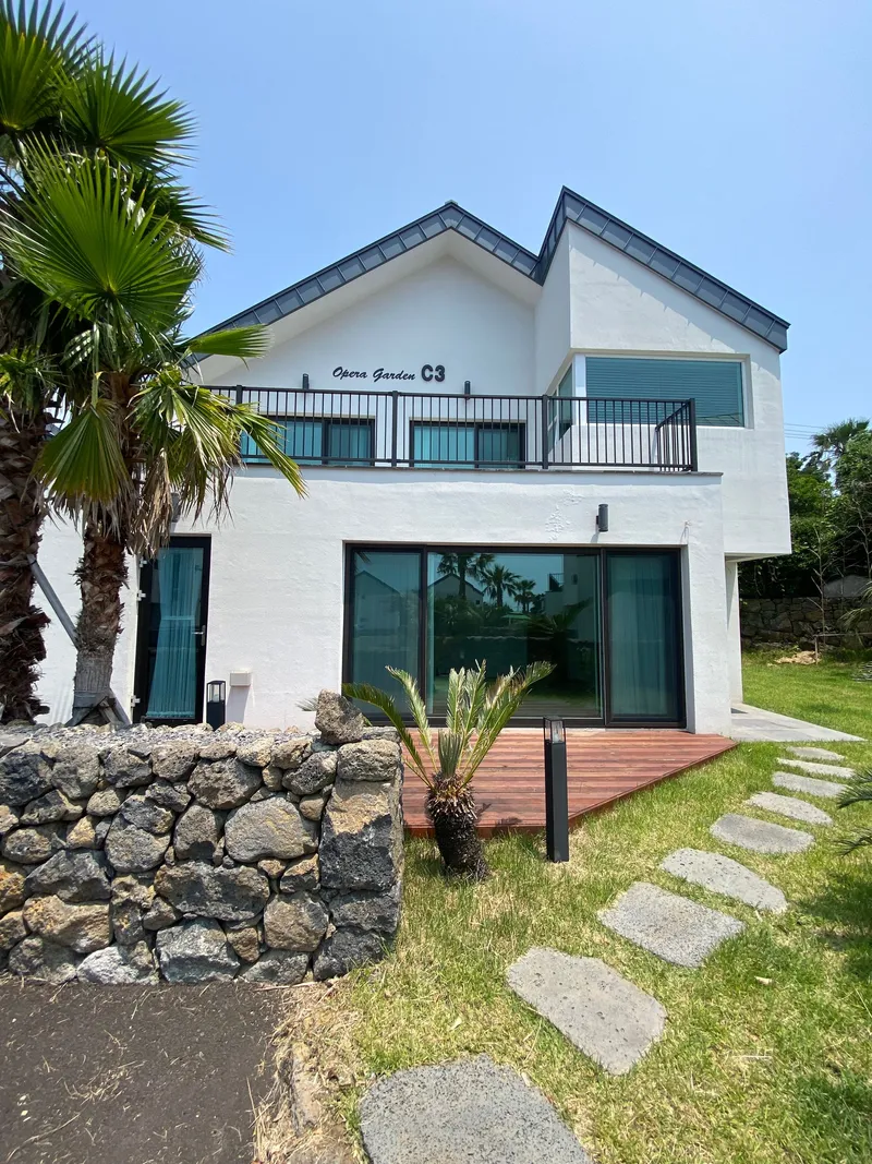 [Namwon, Seogwipo] 43-pyeong Jeju private pension C3 Opera Garden Family happiness space 23