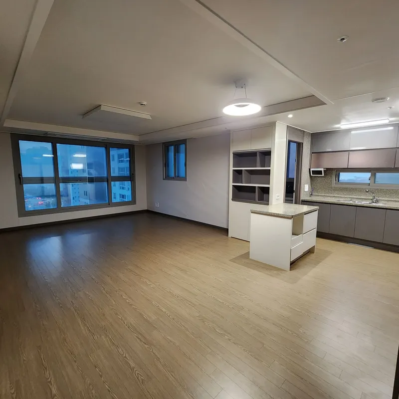 [Yeonsu, Incheon] 10-person ocean view full air conditioning 35 pyeong newly built 4-room apt 2