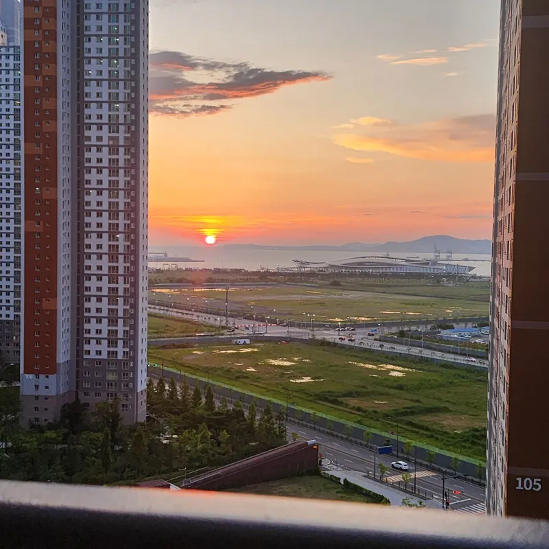 [Yeonsu, Incheon] 10-person ocean view full air conditioning 35 pyeong newly built 4-room apt 54