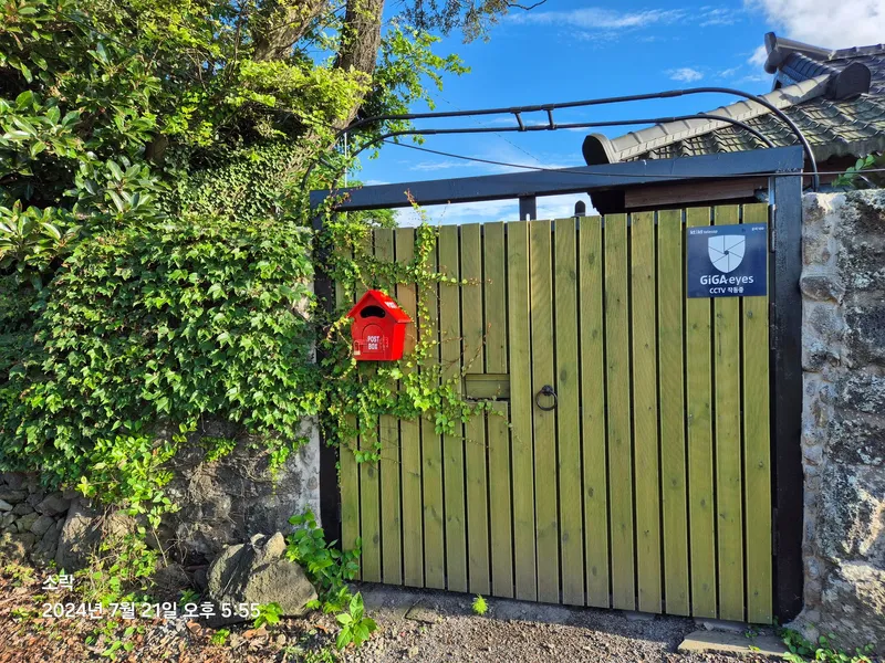 [Hallim, Jeju] A country stone house with a pretty yard and rafters 31