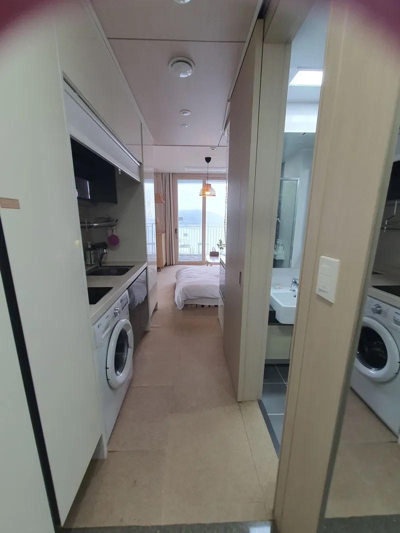 [Yeongjong, Incheon] Cool view / Peaceful ocean view. Close to airport (15 minutes away). Washer & dryer. 32