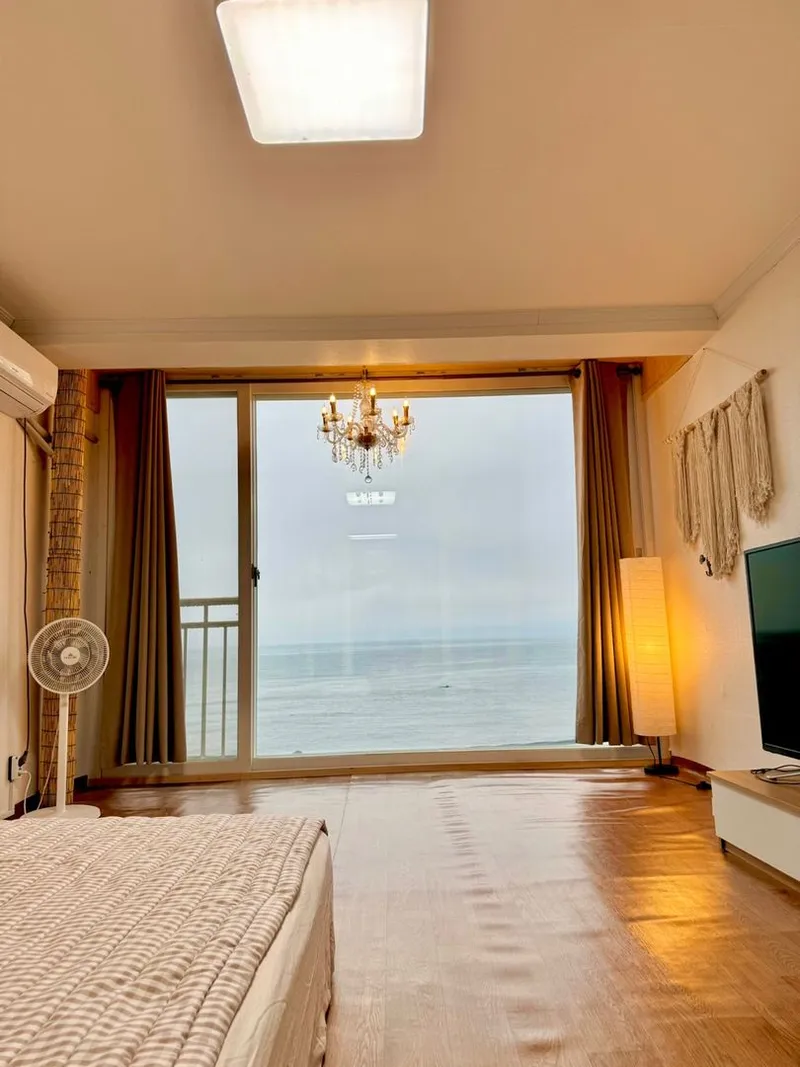 [Pohang] A cozy space with a private ocean view, perfect for working from home. 5