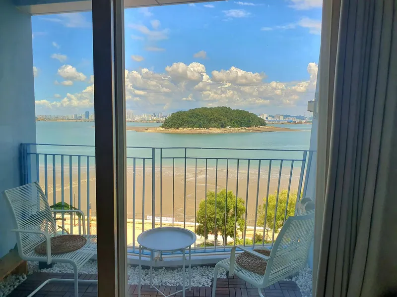 [Yeongjong, Incheon] Cool view / Peaceful ocean view. Close to airport (15 minutes away). Washer & dryer. 25