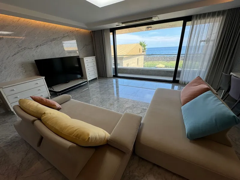 [Seongsan, Seogwipo] Special price, luxury family room with emerald sea view, duplex, 70 pyeong 32