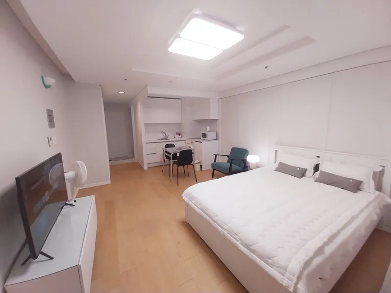 [Seocho, Seoul][Seoul Gangnam] Clean, fully furnished 11-pyeong officetel, 5 minutes walk from Gangnam Station 2