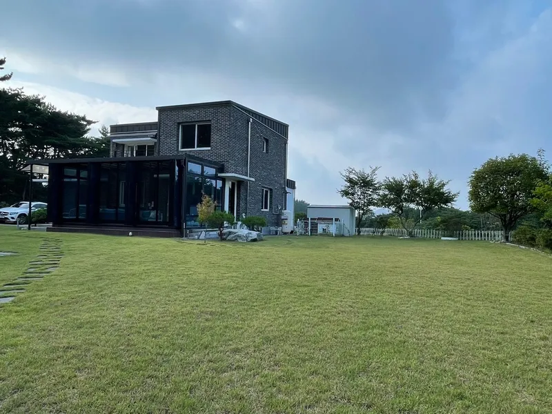 [충남 태안] 가로림만을 뒤로한 아늑한 소나무숲속의 2층 전원주택 10