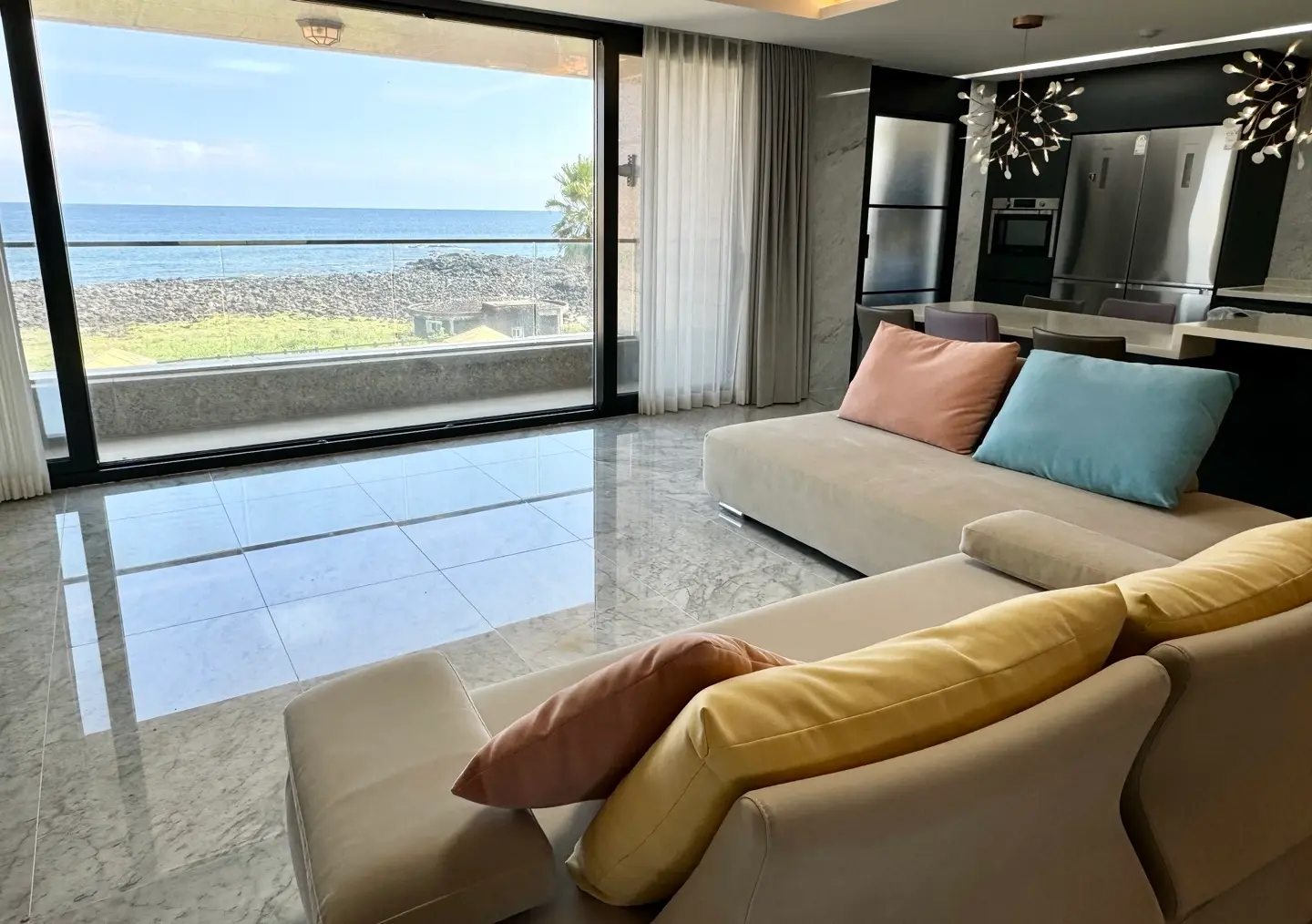 Seongsan Special price, luxury family room with emerald sea view, duplex, 70 pyeong - main image