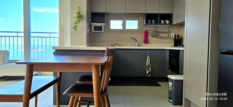 [Sokcho] Sokcho House, a drawing studio! A spacious 11th-floor apartment with two ocean views. 11