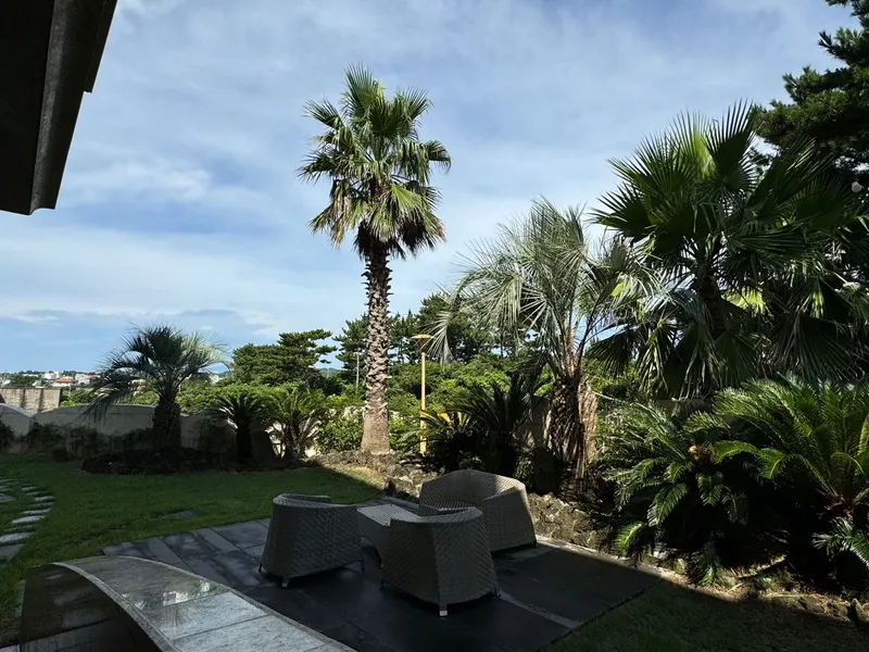 [Seongsan, Seogwipo] Special price, luxury family room with emerald sea view, duplex, 70 pyeong 25