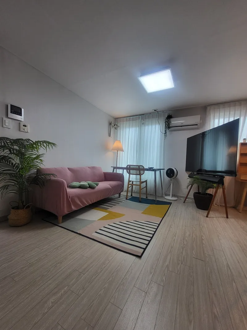 [Songpa, Seoul] 2 minutes walk from Songpanaru Station on Line 9, very close to the station 9