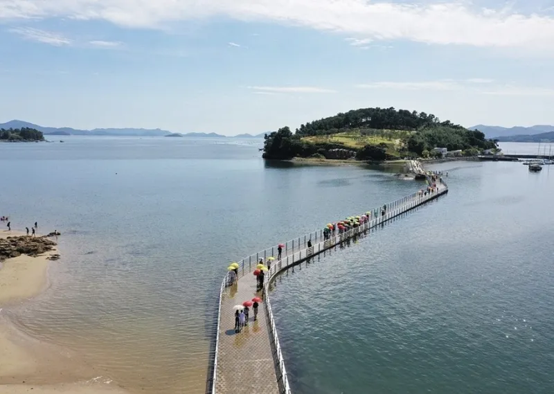 [Yeosu] Yeosu Beach Marina Yacht Club, waterfront swimming pool, romantic pojangmacha (traditional Korean food stall), and free parking are located in front of the accommodation. 50