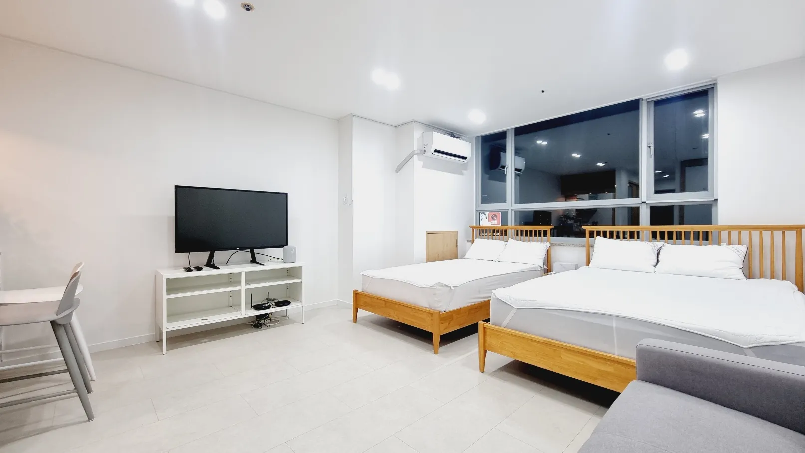 Changcheon-dong 1-Min from Sinchon Station Studio