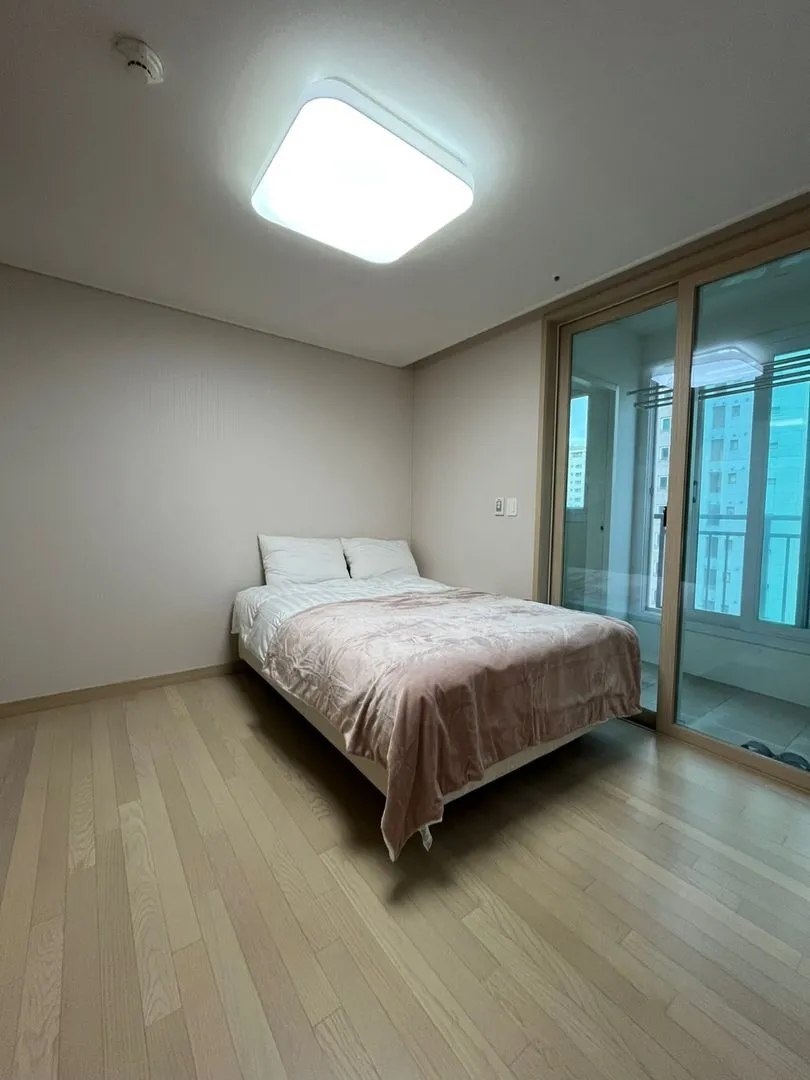 Songdo Transit-Friendly Three-Bedroom Apartment