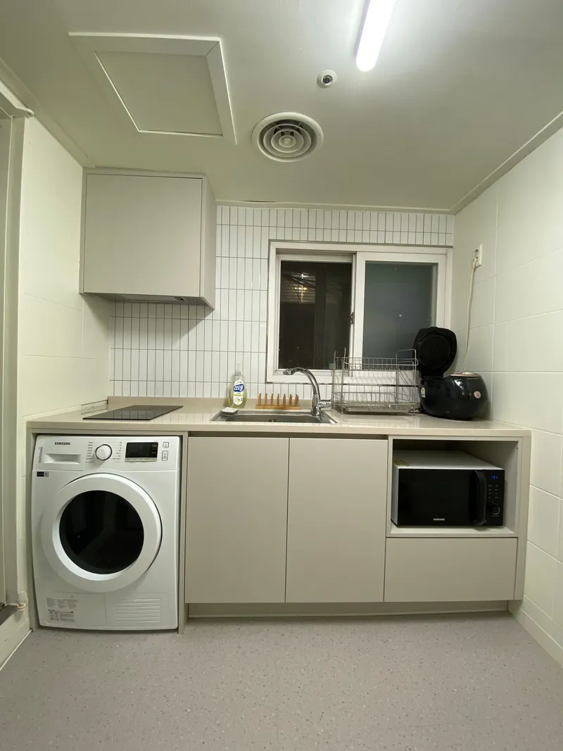 [Gangnam, Seoul] Room 305, 5-minute walk from Sinnonhyeon Station 4