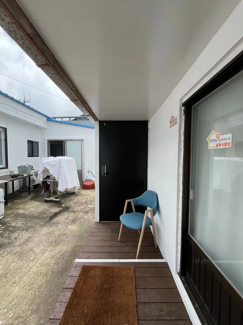 [Andeok, Seogwipo] Andeok-myeon Hwasun-ri Bookstore What Stay 2 43