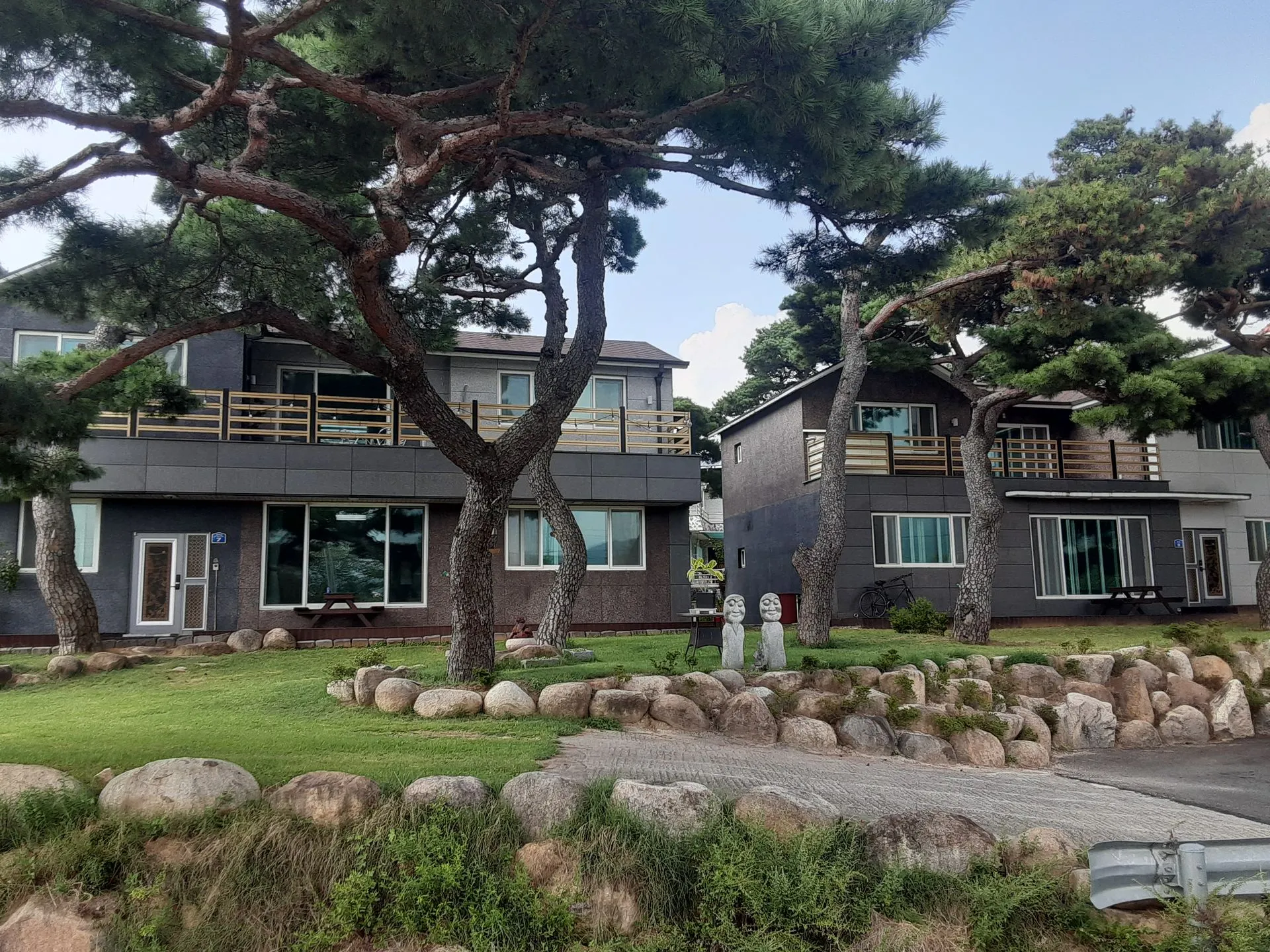 Jinhyeon-dong Four-Bedroom Villa with Yard