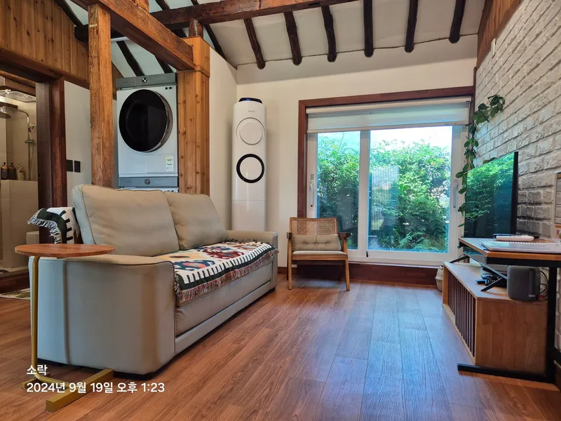 [Hallim, Jeju] A country stone house with a pretty yard and rafters 12